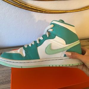 Air Jordan mids, marine green